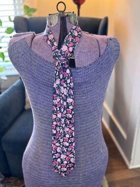 Hilditch & Key, London Silk Floral Poppies Tie in Pink on Navy